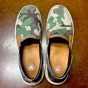 Gently used Ariat loafer. Super comfy soles!